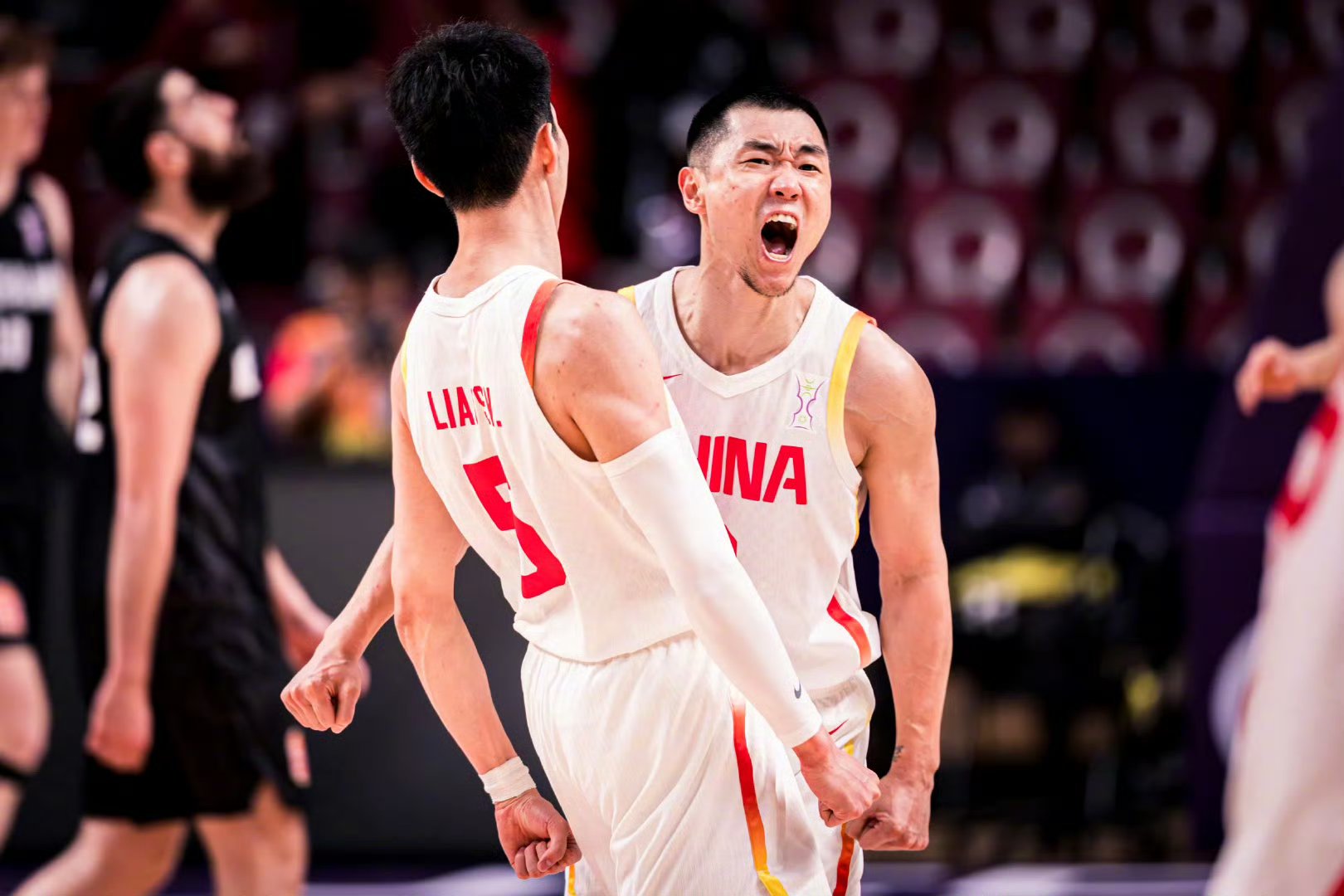 球员们在比赛中展现出团结与拼搏的精神 球员们在比赛中展现出团结与拼搏的精神