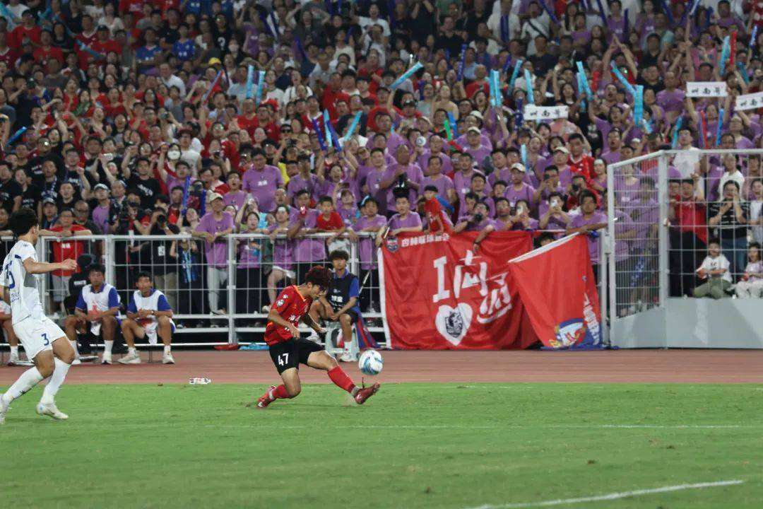 守门员连续扑出关键球,帮助球队实现胜利的简单介绍 守门员连续扑出关键球,帮助球队实现胜利的简单介绍